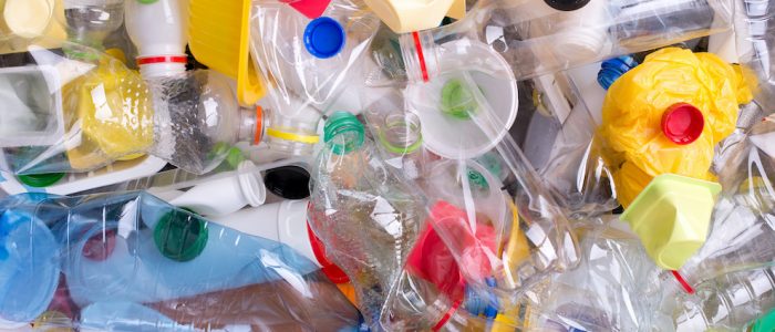 Plastica: quanto ci costa produrla e smaltirla?